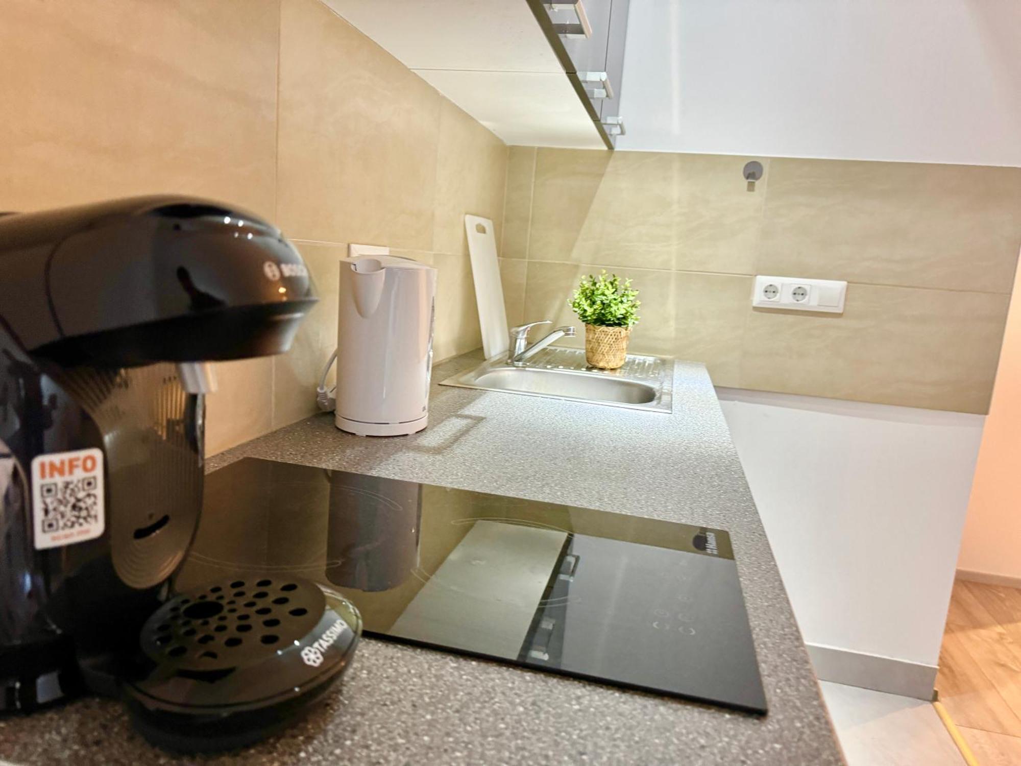 Stylish Schonbrunn Apartments With Free Parking Відень Екстер'єр фото